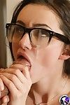 魅力的な ティーン リリィ カーター 葉 彼女の メガネ 月