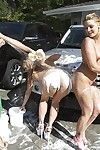 बिकिनी लड़कियां कपड़े धोने की कार के साथ गुदा सेक्स अचरज