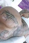татуированные Короткие черноволосый Белла Bellz пользуется Большой Яблоко днища анал ебать
