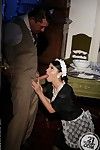 Femme serviteur Jessyka swan dans anal hardcore baise sur Un table