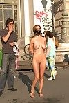 Babe bekommt stripped united bis und gebohrt outdoor in öffentliche Orte