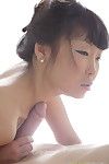 Aziatische jong krijgt genageld in haar strak anaal Opening