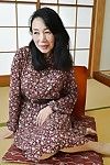tsuyako miyataka se propaga su maduro peludo Asiático Coño después de desvestirse