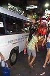 Humide Thai l'adolescent Hooker l'amplification Son rigide Orientale Chatte les lèvres pour Frapper touristique