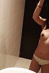 Cinese giovanile prende Erotico selfies di Il suo sticky spogliato corpo