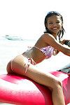 giapponese adolescente esempio a il Spiaggia posizione su un jet sci