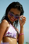 giapponese adolescente esempio a il Spiaggia posizione su un jet sci