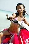 japonés los adolescentes ejemplo en el Playa ubicación en Un jet esquí