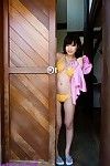 Boobsy jeune exemplaire Arisa Misato posant à l'extérieur dans Jaune bikini
