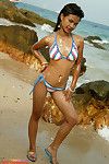incredibile thai giovanile campione in Bikini su il Spiaggia
