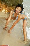 increíble tailandés juvenil la muestra en Bikini en el Playa