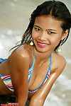 令人难以置信 泰国 少年 样本 在 比基尼 上 的 海滩