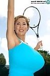 Гигантские марангос японский матерей Минка играть теннис с ее фрикадельки и ба