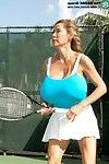 khổng lồ Marangos người nhật fullgrown Minka chơi tennis với cô ấy thịt viên và ba