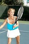 巨大的 兰戈斯来说 日本 fullgrown 弱肉强食 玩 网球 与 她的 肉丸 和 ba