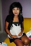 Merveilleux thaïlande Petite amie posant le tabagisme et la prise de dans
