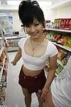 Umido lass Akane Ozora fa schifo schlong in un negozio di generi alimentari
