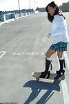 จีน มือสมัครเล่นแน่ skateboarder ใน สั้น กระโปรง
