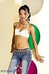 thai gal Tussinee striptease privo di Il suo ristretto jeans