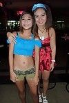 ivre Thai bargirls payé pour baise Un Suédois touristique réel Bangkok Les prostituées