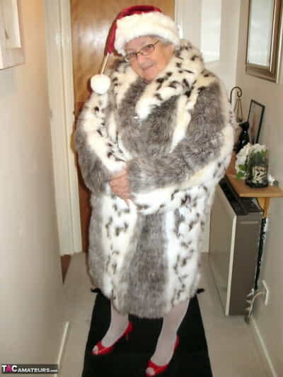British nan Grandma Libby exposes their way chunky convention with a Christmas docilely coupled with hosiery