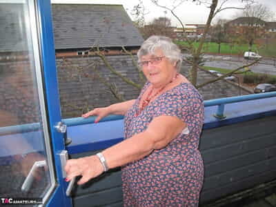 Heavy UK nan Grandma Libby bares will not hear of pair above a balcony up ahead object last analysis defoliated