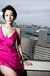 نوريكو أوياما الصينية هو A صحيح المغنية في العصرية الساتان فساتين