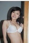 पसीने से तर एशियाई प्रेमिका रास्ता में चरम सेक्सी पैंट