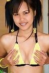 التايلاندية في سن المراهقة يظهر لها tit أزرار و فقط تتغطى browneye