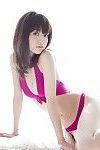 Rina Aizawa chino muestra su hambre los arcos en Atractivo malva sexy Pantalones