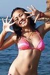 giapponese modello lampeggia Il suo tette in Mini rosa Bikini al di fuori