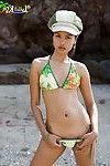 Yalın ve Arsız oryantal Lily Koh genç kızlar mikro Unpracticed bikini