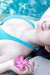 irie saaya Cinese mostra extreme corpo in Blu bagni abito in il piscina