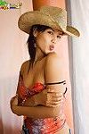 Spectaculaire chinois juvénile dans Cowboy chapeau voyages en bas étriqué sous-vêtements