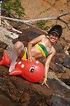 Блестящий Джун Мали Играет в Пляж в ее интимные boyshort бикини