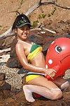 Brillante Joon Mali gioca a spiaggia in Il suo boyshort Bikini