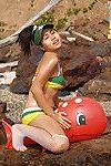 Блестящий Джун Мали Играет в Пляж в ее интимные boyshort бикини