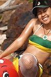 Brilliant Joon Mali Spielt bei Strand in Ihr boyshort bikini