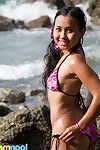 Joon Malí hace conocido ébano parte inferior las mejillas y desata Bikini Cerca de océano