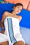 灵活 泰国 莉莉 Koh 穿着 只 一个 毛巾 和 一个 快乐的 微笑
