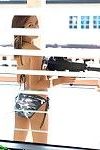 اليابانية العسكرية معشوقة ليلى يظهر قبالة لها التوربينات الريحية الأفقية المحور بيكيني و بندقية