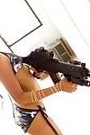 Japon askeri lass Lily gösterir kapalı onu i Bikini ve Silah