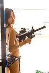 japonés militar lass Lily muestra off su hawt bikini y Pistola