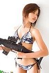 اليابانية العسكرية معشوقة ليلى يظهر قبالة لها التوربينات الريحية الأفقية المحور بيكيني و بندقية