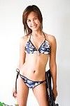 japonés militar lass Lily muestra off su hawt bikini y Pistola