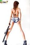 giapponese militare lass Lily mostra off Il suo hawt Bikini e pistola