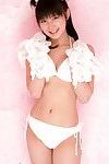 Miu Nakamura oriental dans blanc sous-vêtements est un provocateur modèle