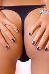 リリィ Koh カバー 彼女の ミニチュア タイ boobies と 彼女の undersize 手
