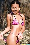 Joon Mali angezogen zu Sonne auf Ihr ebon unten Wangen Bikini in der Nähe ocean