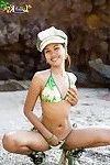 满意 中国 青少年 莉莉 Koh 闪烁 她的 很小的 乳房 在 比基尼